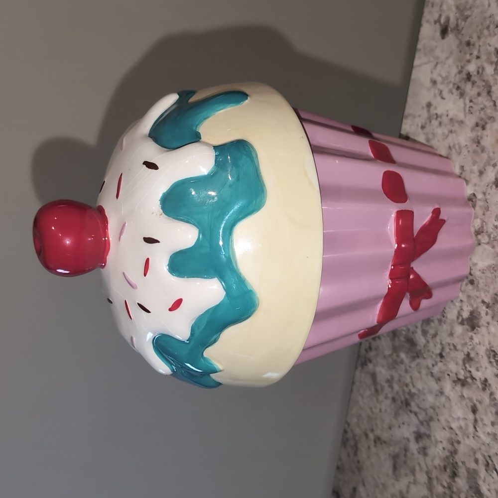Cupcake cookie jar